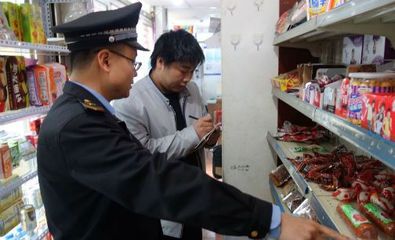 東城區(qū)專項(xiàng)抽檢 酒類經(jīng)營與校園周邊“五毛零食”治理雙管齊下，超220件問題產(chǎn)品下架